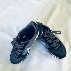 Nike women’s Ginicco